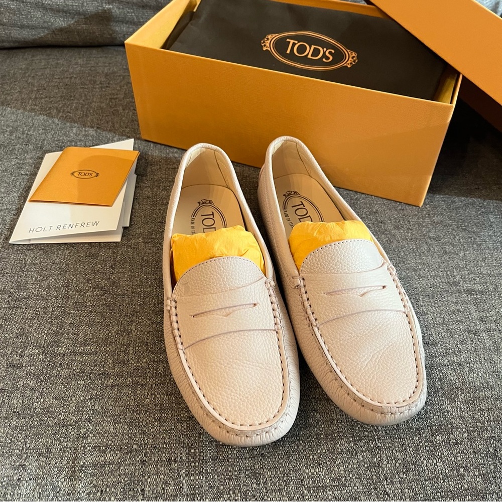 TOD’S Gommino Driving Shoes in Leather - Light Pink - Picture 4 of 10